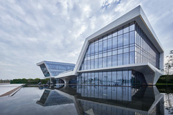 Bürogebäude am Wasser