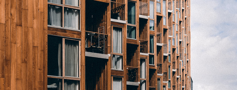 Straßenzeile und Holzfassade Straßenzeile und Holzfassade
