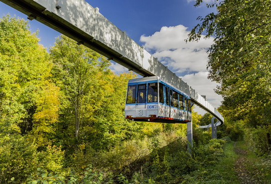 H-Bahn im Grünen