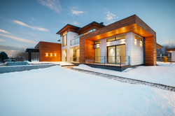 Modernes Haus im Schnee